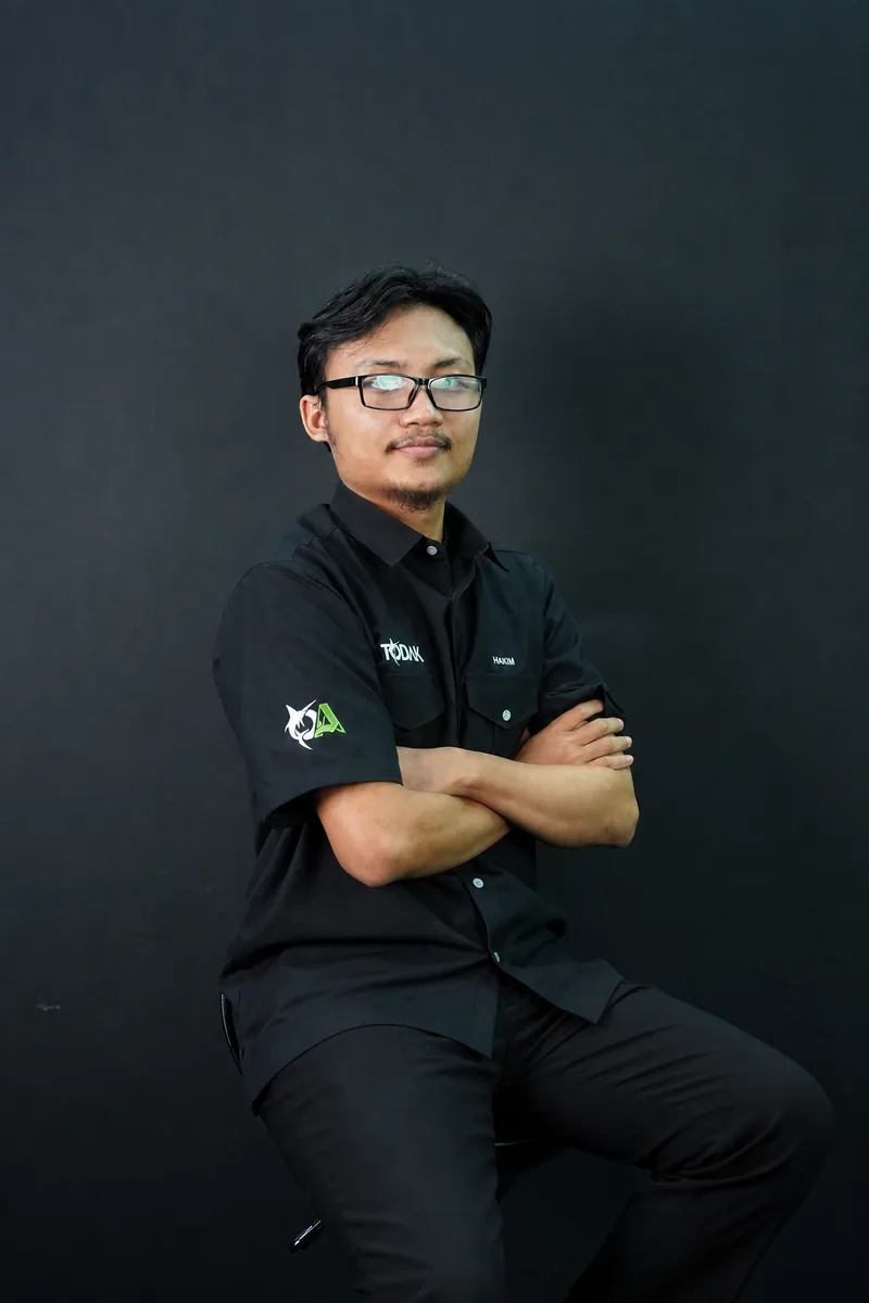 Trainer Luqman Al-Hakim